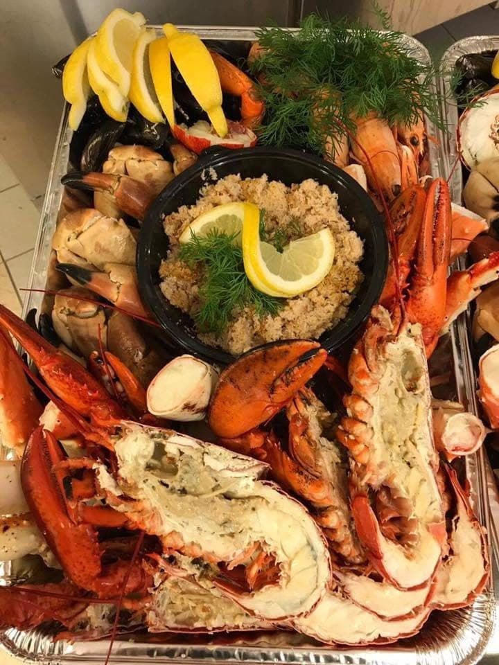 Skalldyrfat med hel hummer, krabbeklør, krabbesalat, blåskjell, sitron og dill.