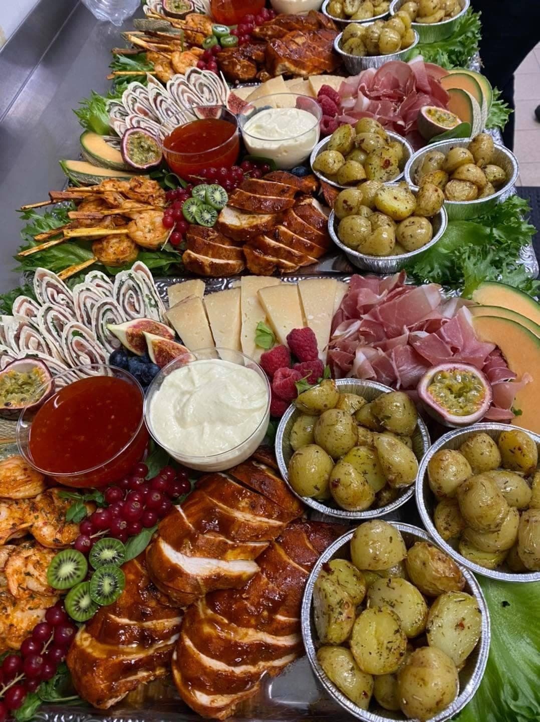 Tapasbord med scampispyd, kyllingklubber, timianpoteter, lefseruller, spekeskinke, aioli og sweet chili.